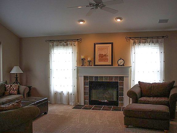 3rd image of 698 Hathaway Dr