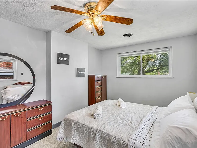 Bedroom 3: Queen Bed