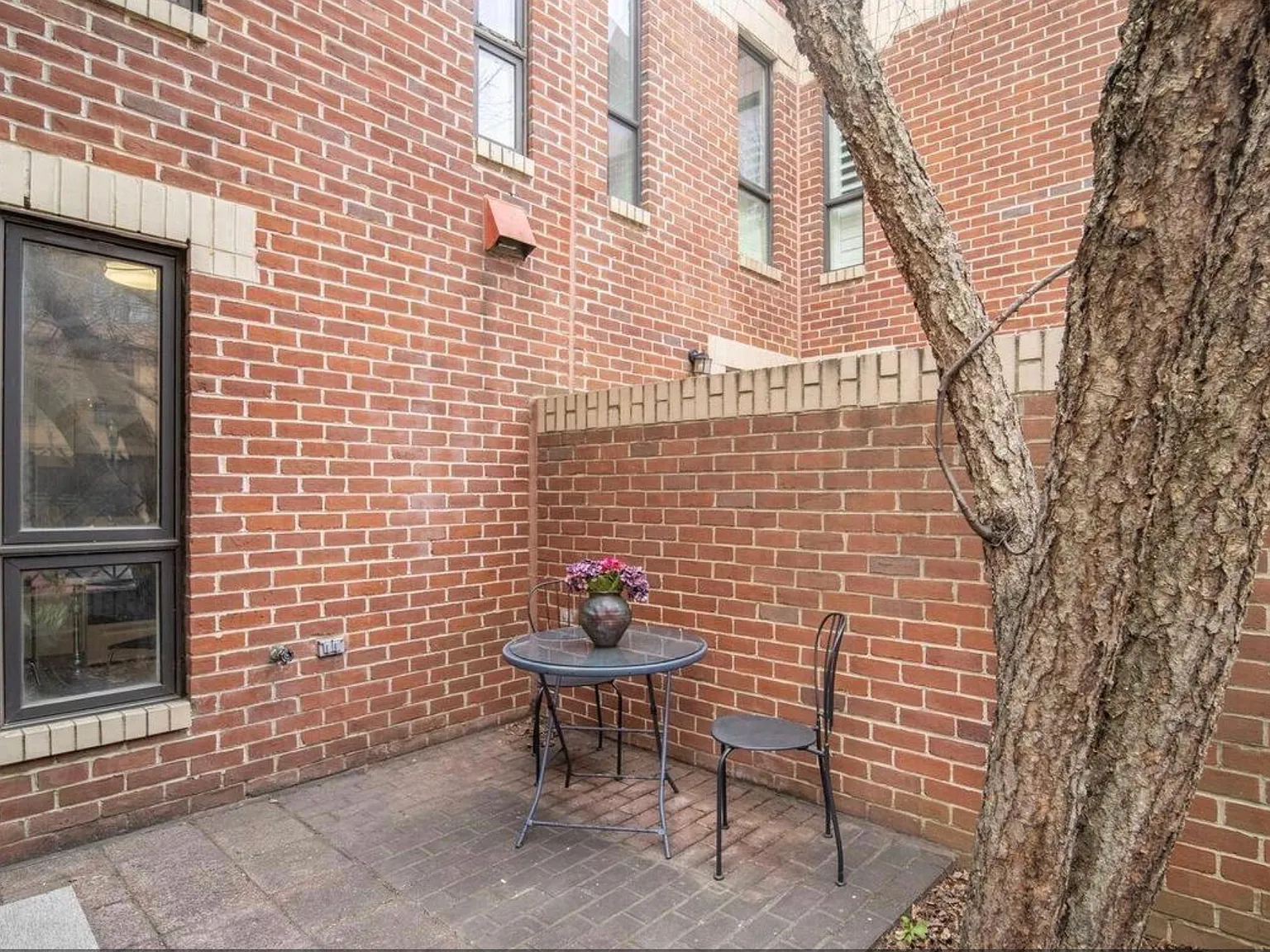 2 bed, 1.5 bath, 1008 sqft, $4,200 — Photo 3