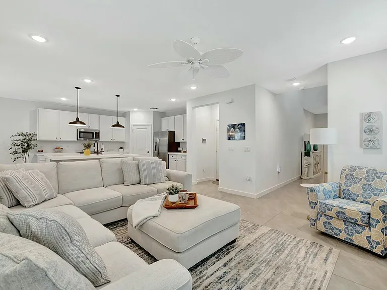 601 NE Waters Edge Ln — Photo 15