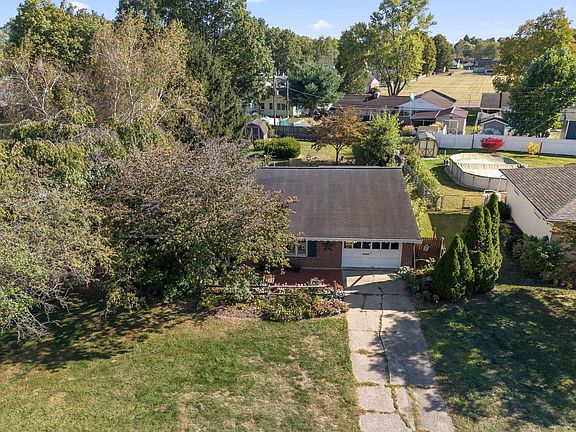 4th image of 403 Meadowbrook Dr