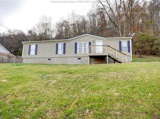 4171 Hurricane Creek Rd, Hurricane, WV 25526