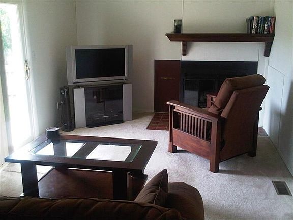 4th image of 2233 Robinhood Dr