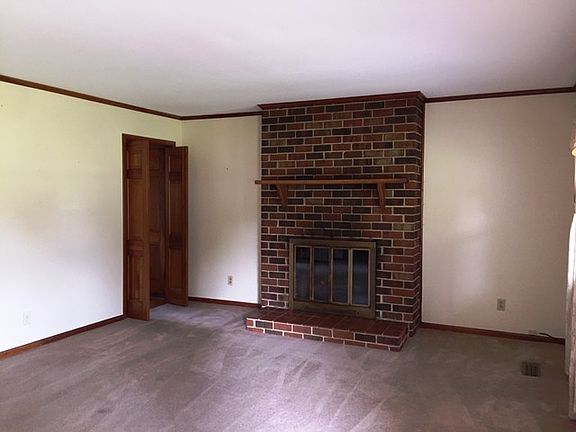 3rd image of 504 Pinecrest St