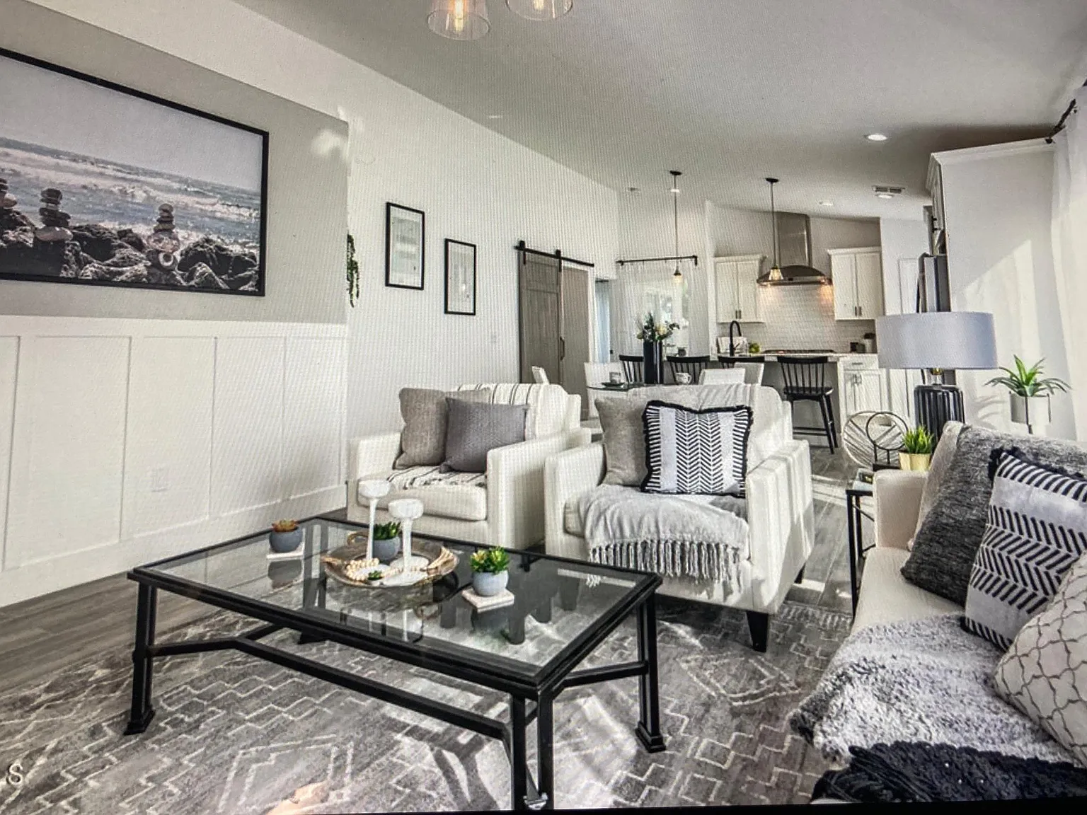 307 N Ocean Dr — Photo 2