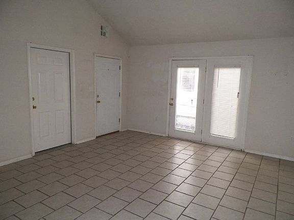 2nd image of 1606 NW Columbia Ave APT A