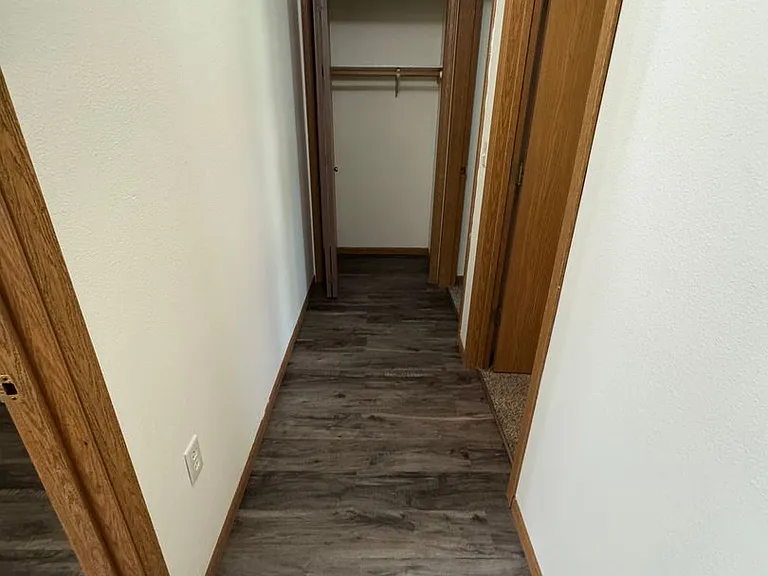 PIONEER BLUFF APARTMENTS — Photo 16