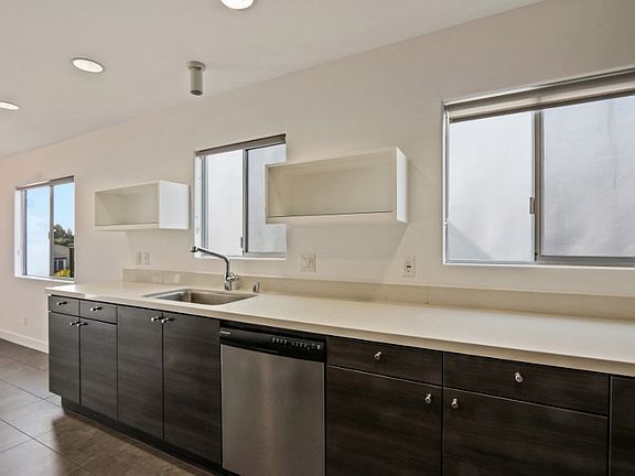 2nd image of 523 Grand Blvd #2