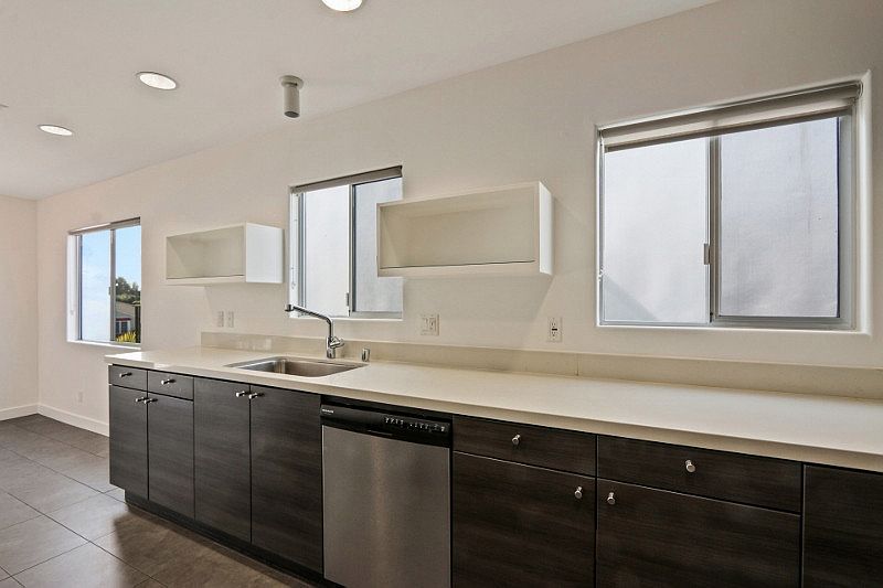 1st image of 523 Grand Blvd #2