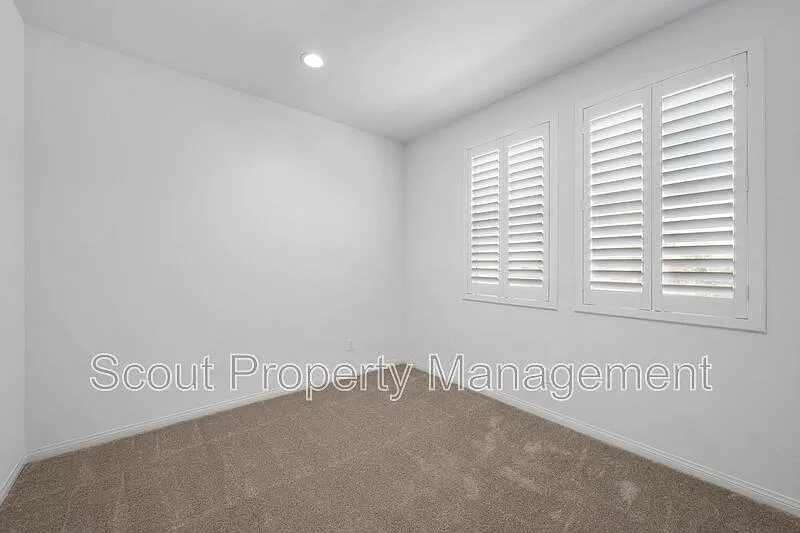 3 bed, 3.0 bath, 1994 sqft, $3,950 — Photo 3