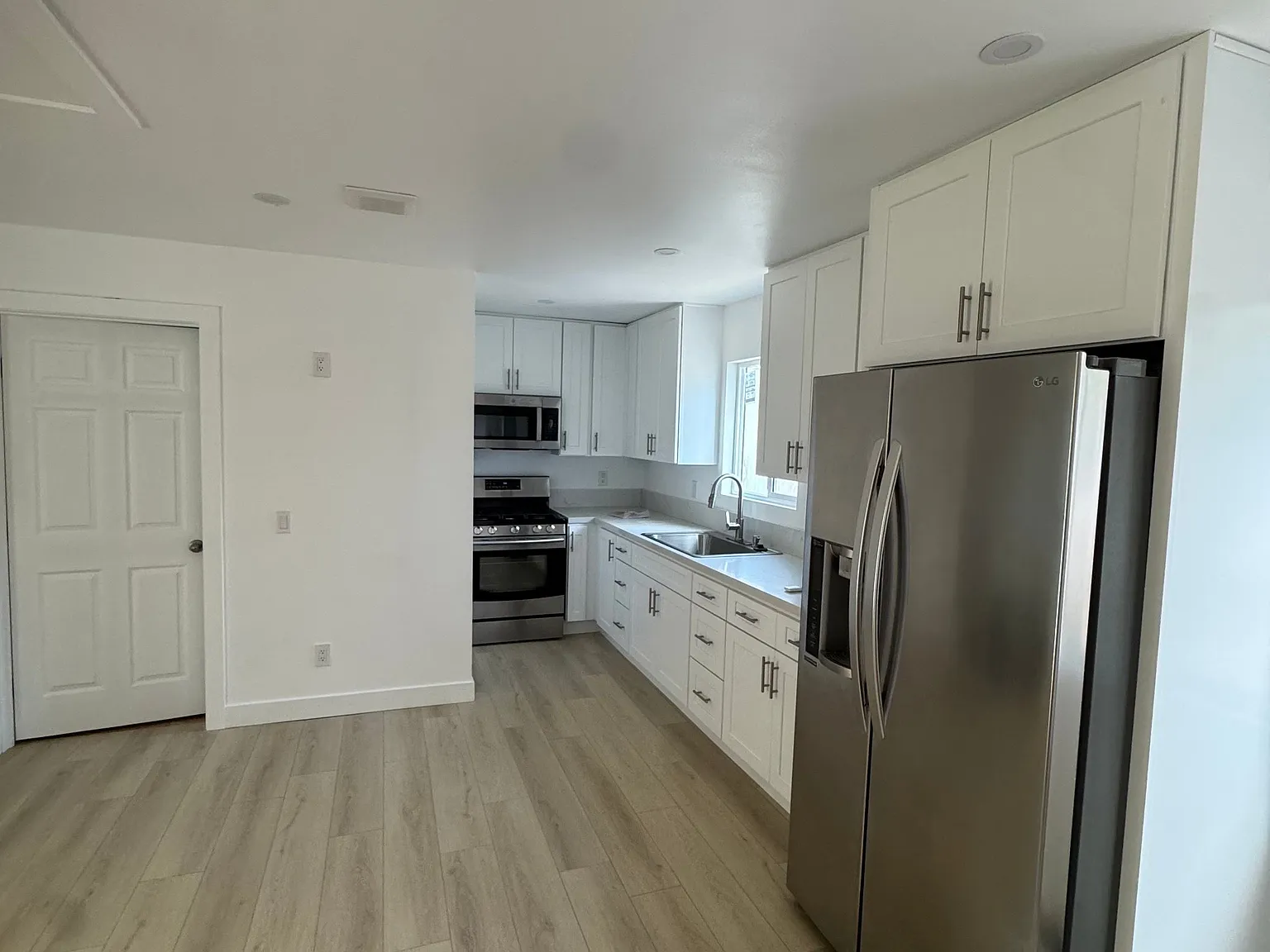 Cozy 2 Bed/2 Bath Home in Downey | Available 09/01 | $3250/mo — Photo 2