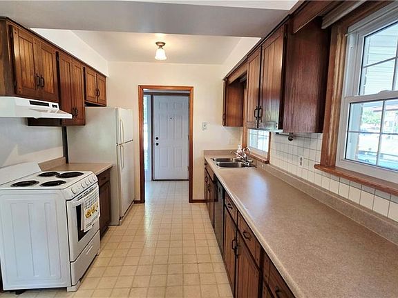 3rd image of 627 Krug St