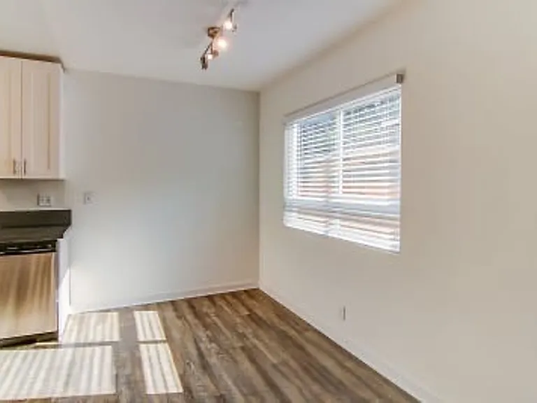 570 N Los Robles Ave — Photo 29