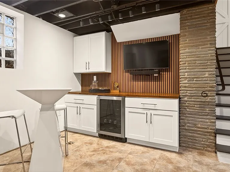 330 Kilbourn Rd — Photo 28