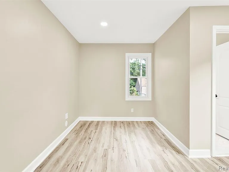 23248 Helen St — Photo 17