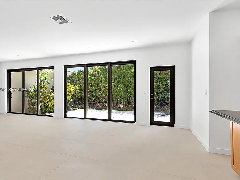 950 Bayamo Ave — Photo 9