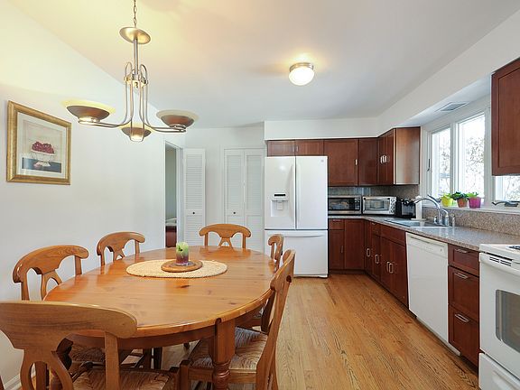 5th image of 12 Colony Dr E