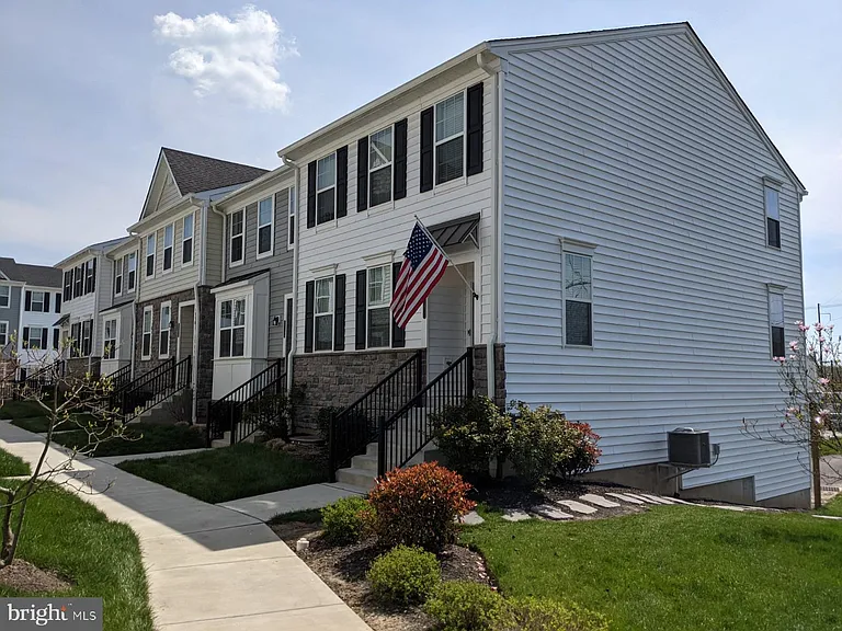 9 Stockton Ln — Photo 1