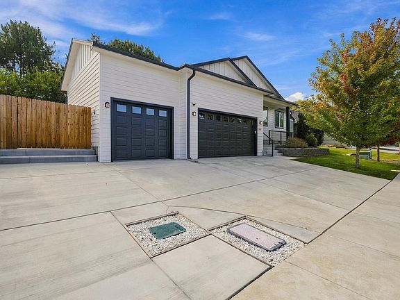 3rd image of 1907 W 39th Ave