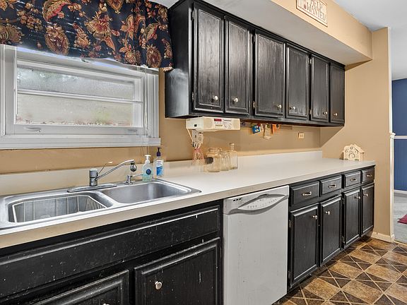5th image of 1321 Carol Ln