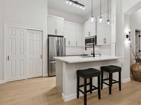 881 N 15th Ave SW #207, Calgary, AB T2R 1R8