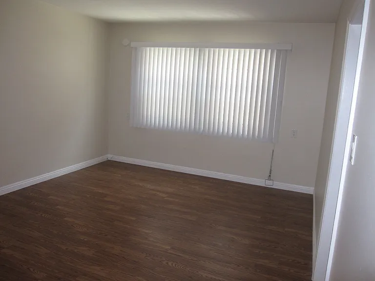 637 S Dunsmuir Ave #1 — Photo 2