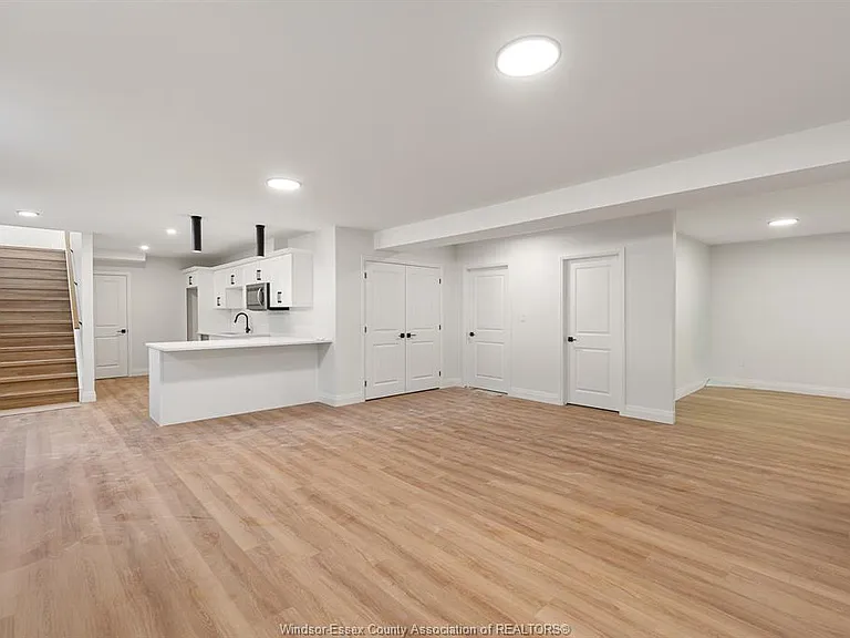 160 McLellan Ave #B — Photo 13