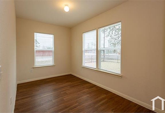 5th image of 995 Ewing St