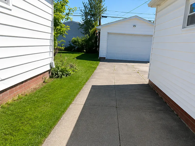 3415 Center Dr — Photo 3