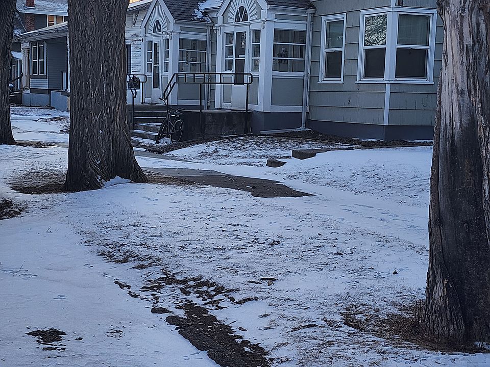 Exterior of building. this apartment is the upper window to the far right.