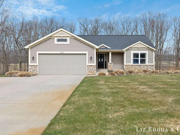 2271 Quarter Horse Dr NE #31, Cedar Springs, MI 49319