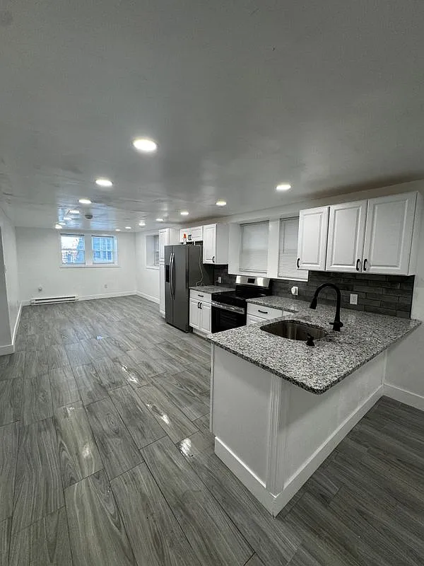 2 bed, 1.0 bath, 900 sqft, $2,400 — Photo 3