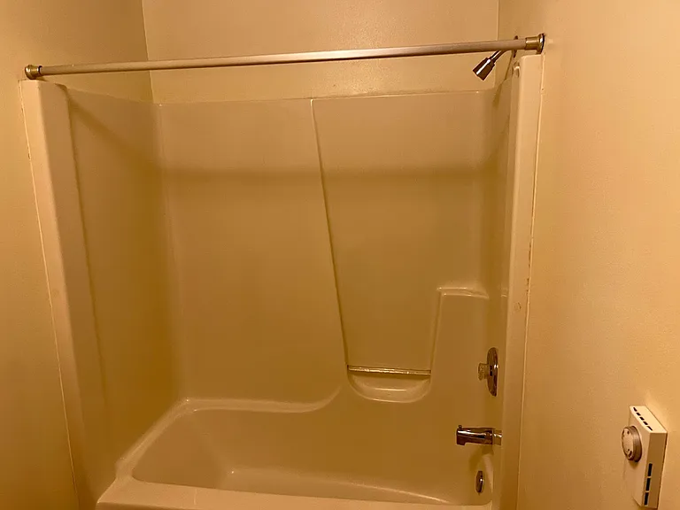 Kemper Manor Apartments — Photo 13