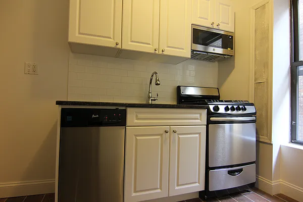 Rented by HOLTON REAL ESTATE INC. | media 8