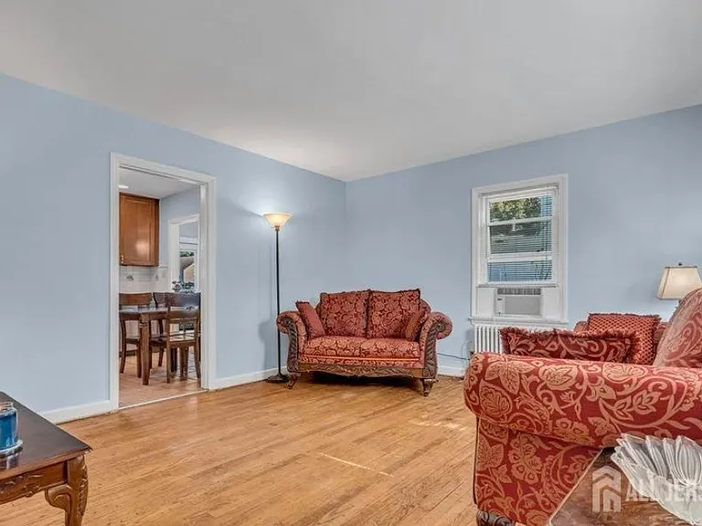 402 Ryders Ln — Photo 11