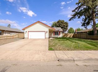 285 S 9th St, Harrisburg, OR 97446