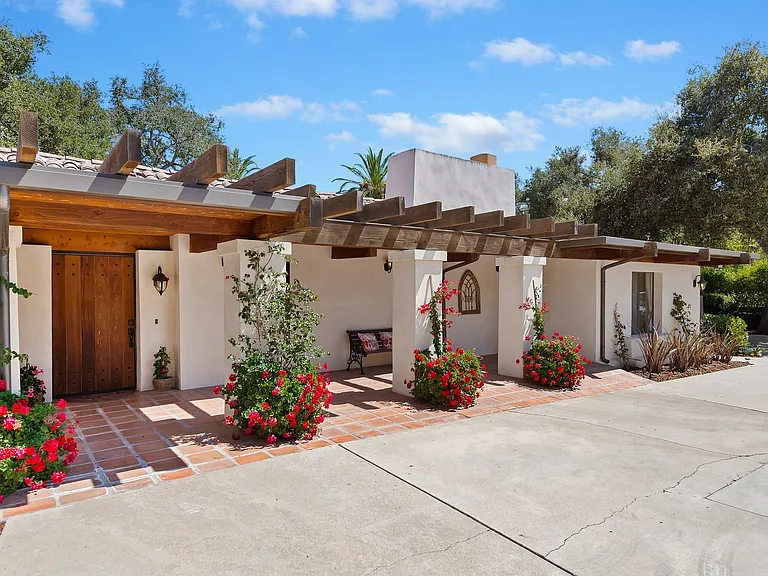 525 Las Palmas Dr — Photo 3