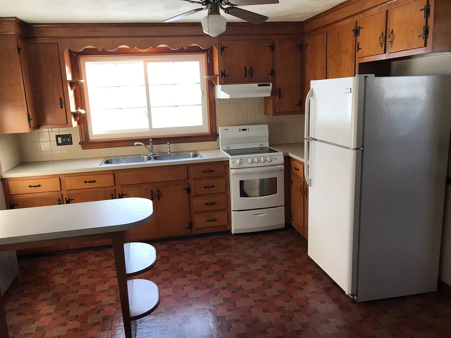 3 bed, 1900 sqft, $3,000 — Photo 4