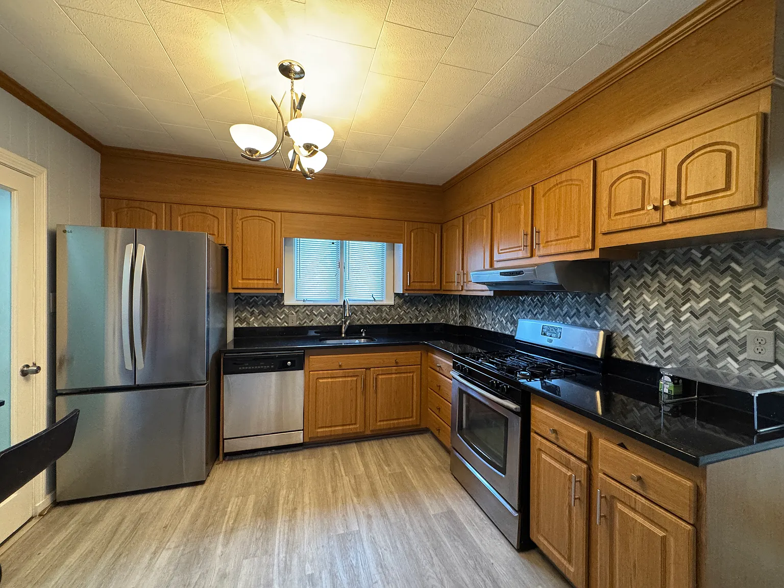 5 bed, 2000 sqft, $5,000 — Photo 1