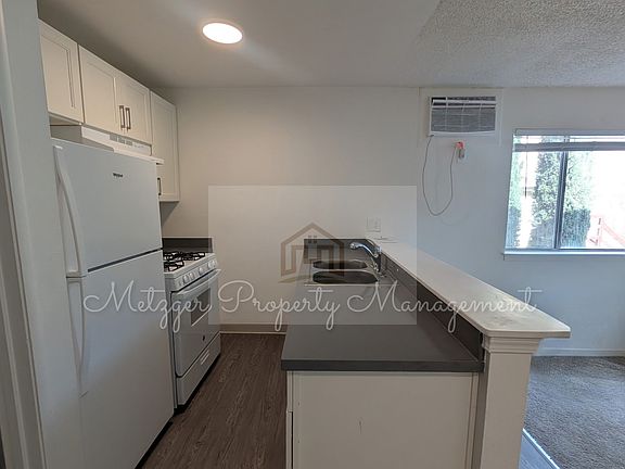 3rd image of 419 W Flora St APT I
