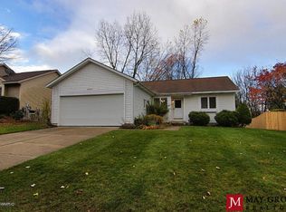 2353 Meadowglen Dr NE, Grand Rapids, MI 49505
