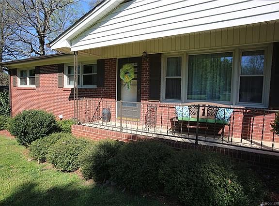2nd image of 815 Honeywood Ln