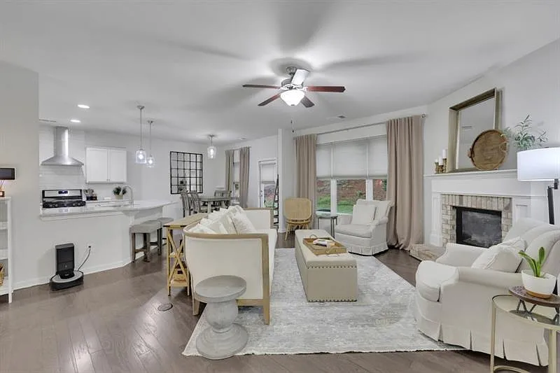 5 bed, 3.0 bath, 2807 sqft, $3,000 — Photo 2