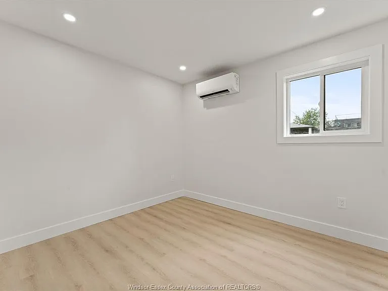 557 Elinor St — Photo 12