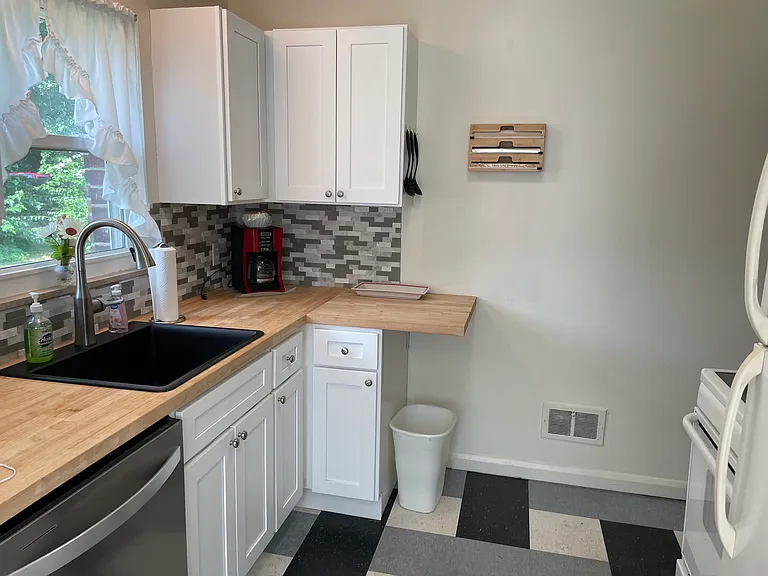 106 N Scott St — Photo 2