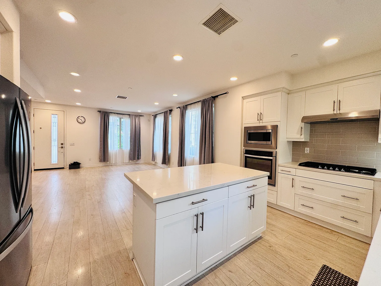 3 bed, 2.5 bath, 2199 sqft, $5,200 — Photo 4