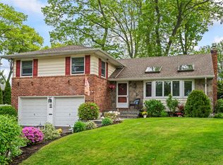 11 Francesca Dr, Oyster Bay, NY 11771