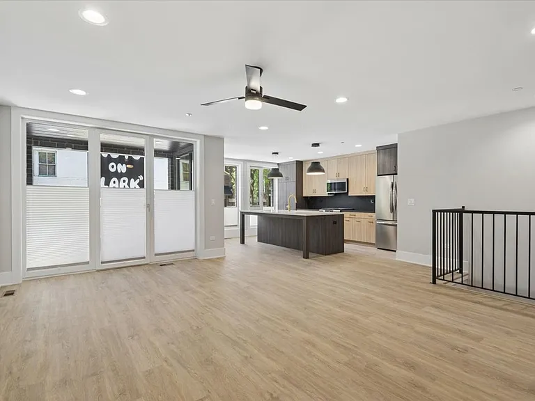 3839 N Clark St — Photo 8