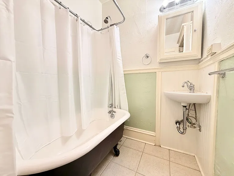 2109 NW Irving St #203 — Photo 8