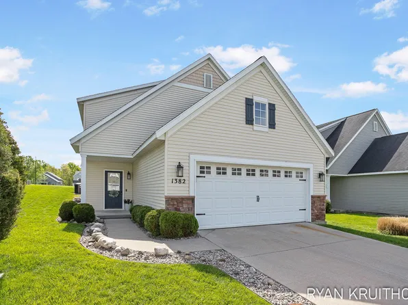 1382 Highland Hl, Lowell, MI 49331